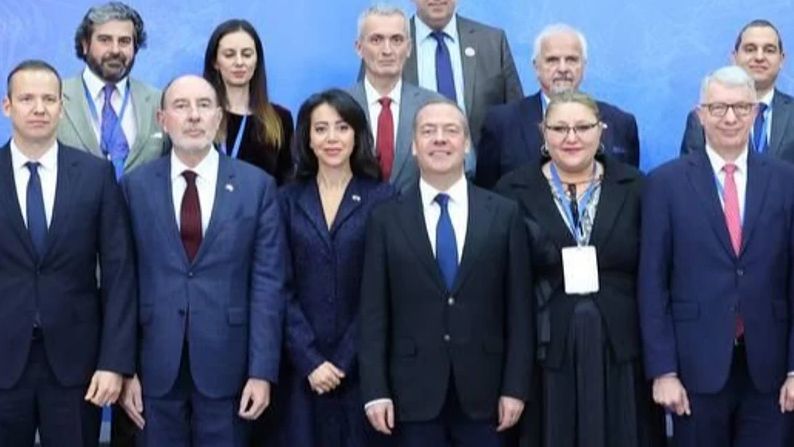 Rumunská europoslankyně se sešla s Medvěděvem. Pochlubila se jeho „pozoruhodným“ gestem